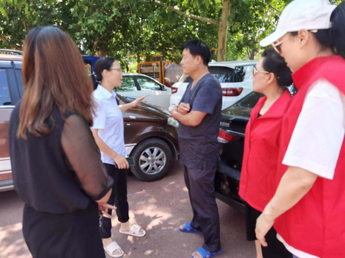 暴雨无情人间有爱河南省体育舞蹈运动协奔赴辉县吴村镇捐赠物资